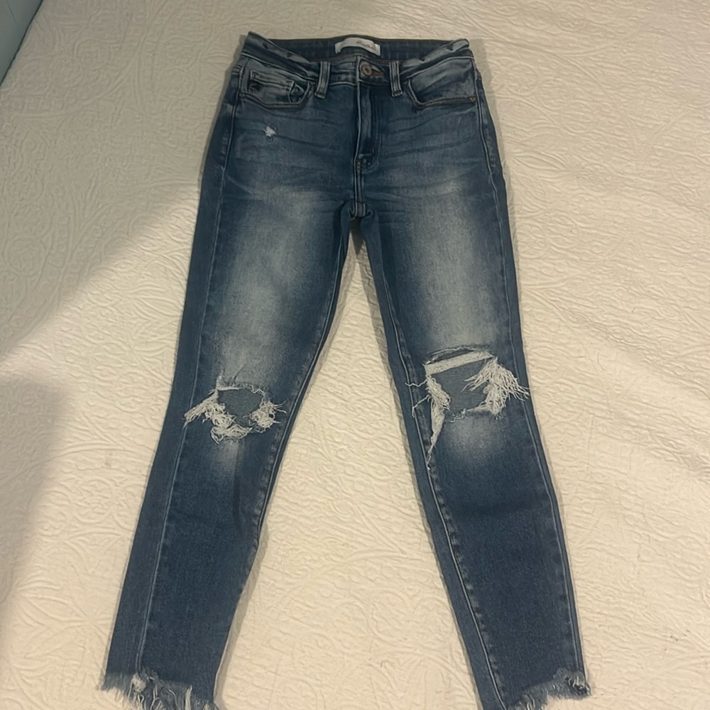 Super cute women’s shark bite capris by Kancan